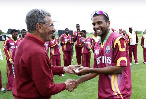 Sammy Guillen presents Man-of-the-Match award to Yannic Carriah, WI v Sri Lanka, ICC Under-19 W C, Christchurch, Jan 29, 2010